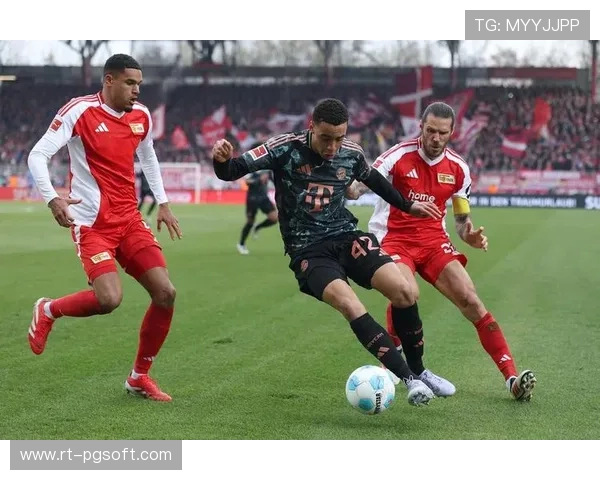 门将低级失误送大礼，赛后跪地掩面不语