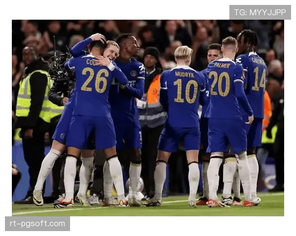 特写镜头：丢球后，切尔西主帅在场边急切布置前场逼抢战术